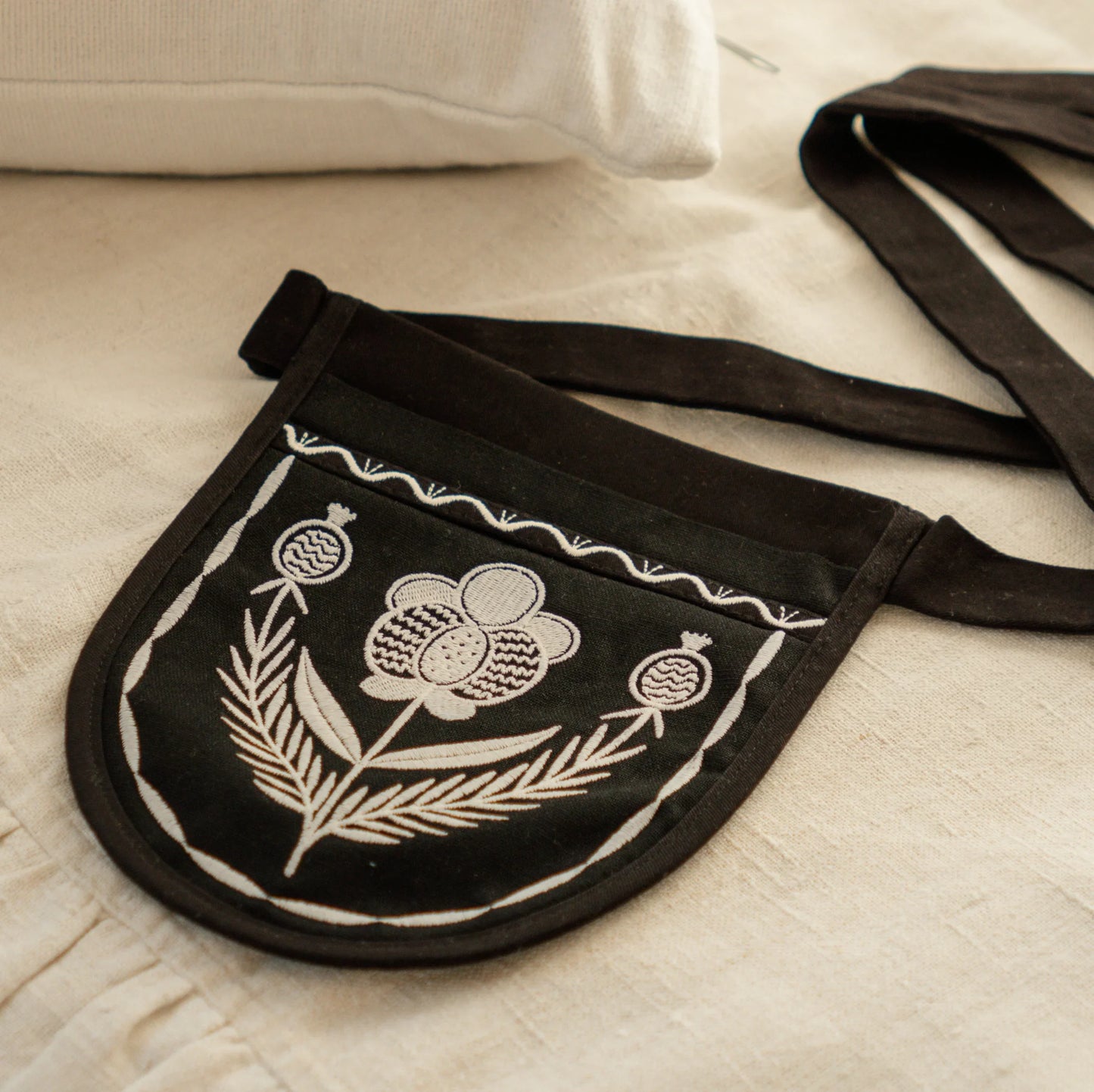 гаман з вишивкою чорний