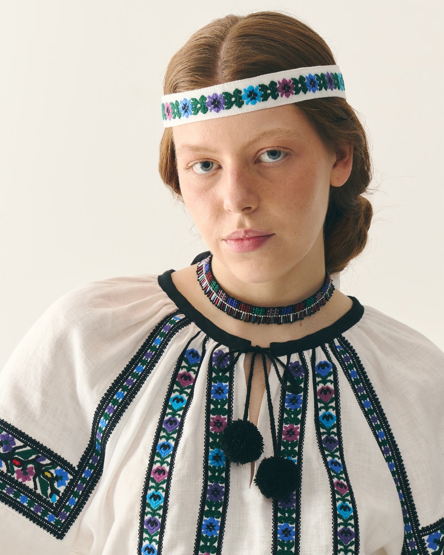 Дівчина в українському одязі - {МАЛЬВИ}