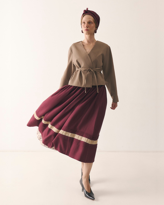 бордова спідниця з бежевою стрічкою в етно стилі