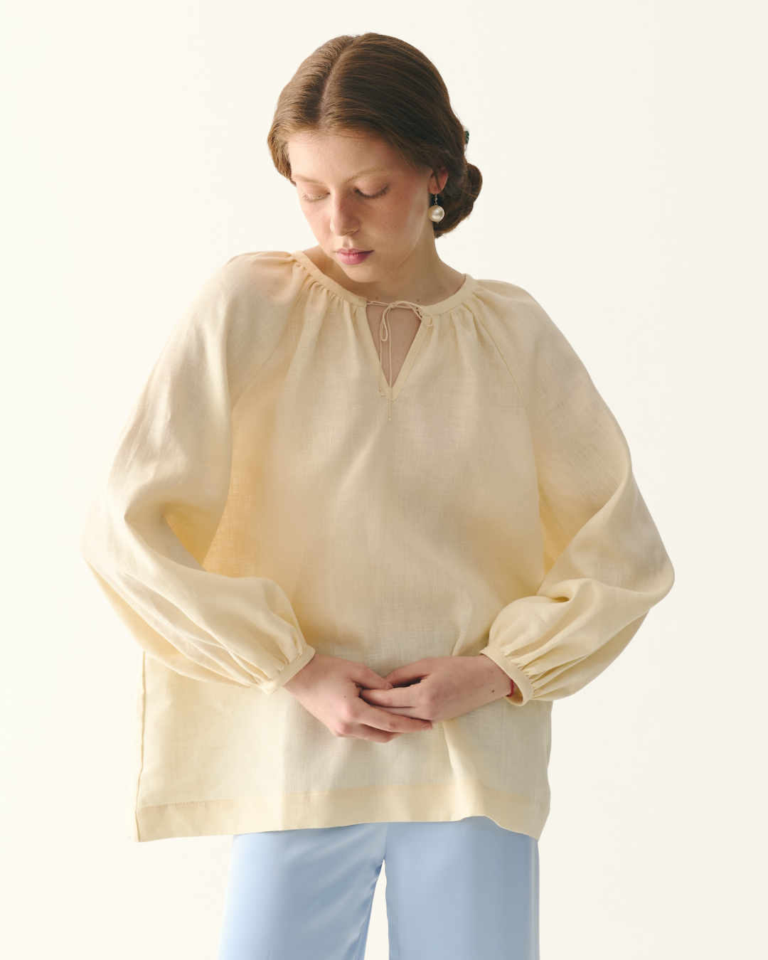 Однотонна молочна сорочка з льону "Буденка"