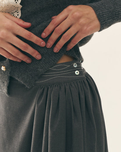 Вишитий пояс в традиційній спідниці - {МАЛЬВИ}