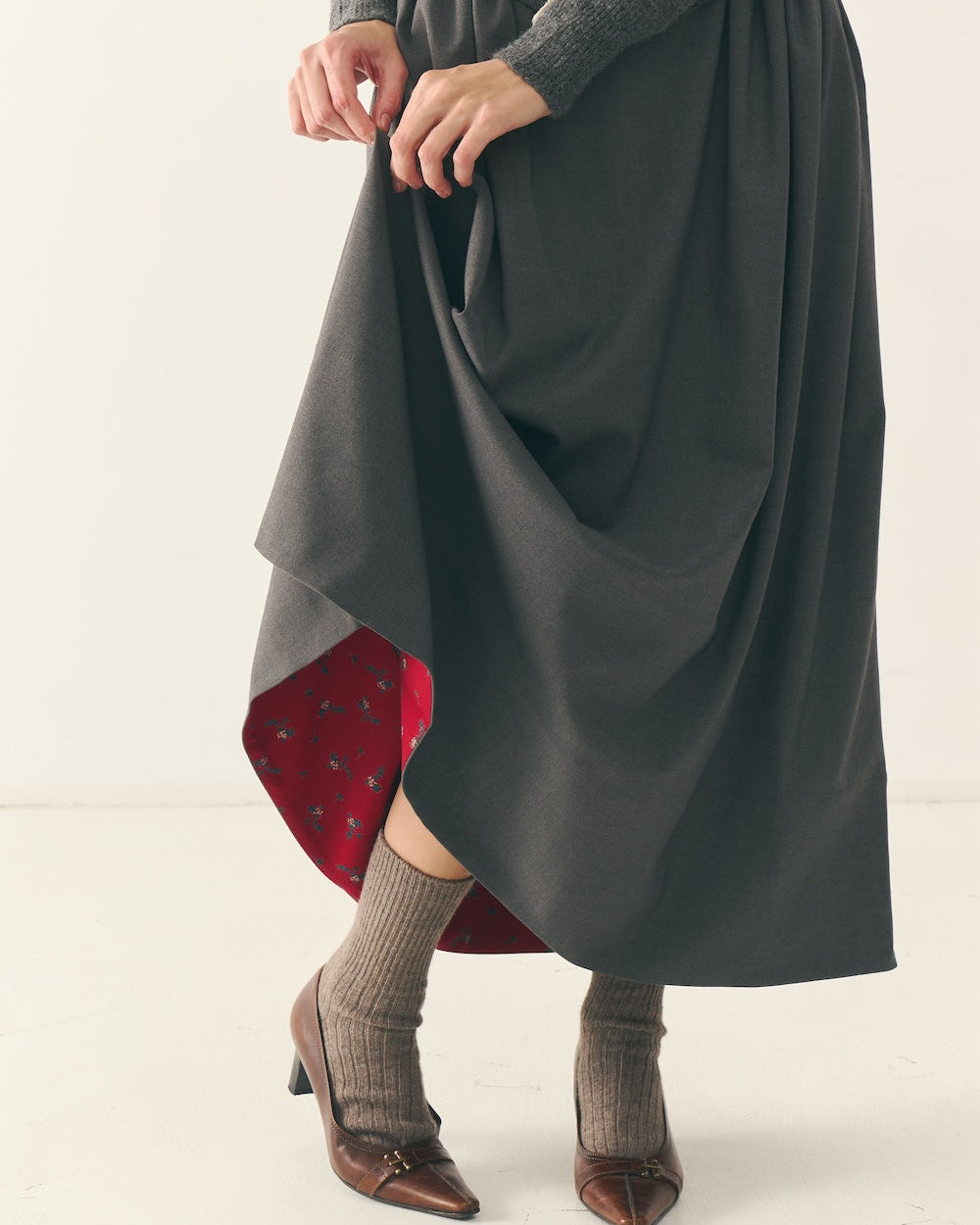 Червоний підбій спідниці