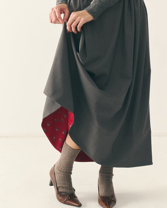 Червоний підбій спідниці