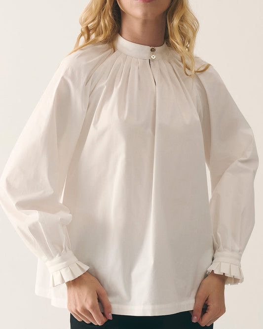 Молочна жіноча блуза з золотими ґудзиками