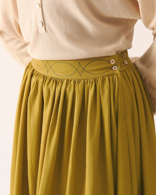 спідниця з вишитим поясом і золотими ґудзиками