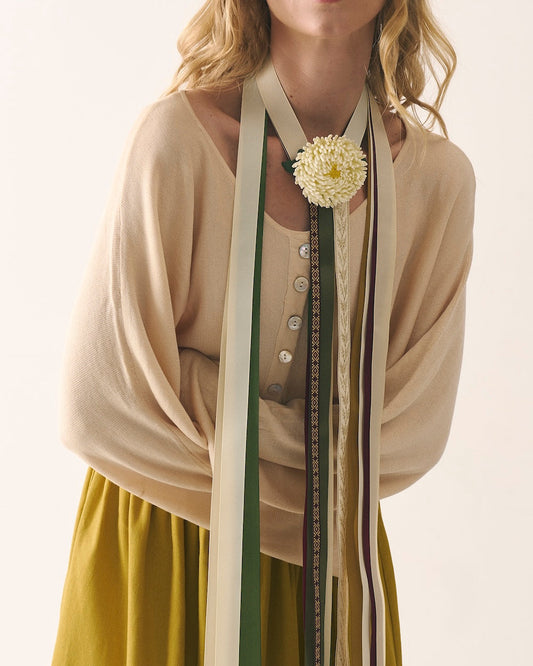 аксесуар з хризантемою як жива