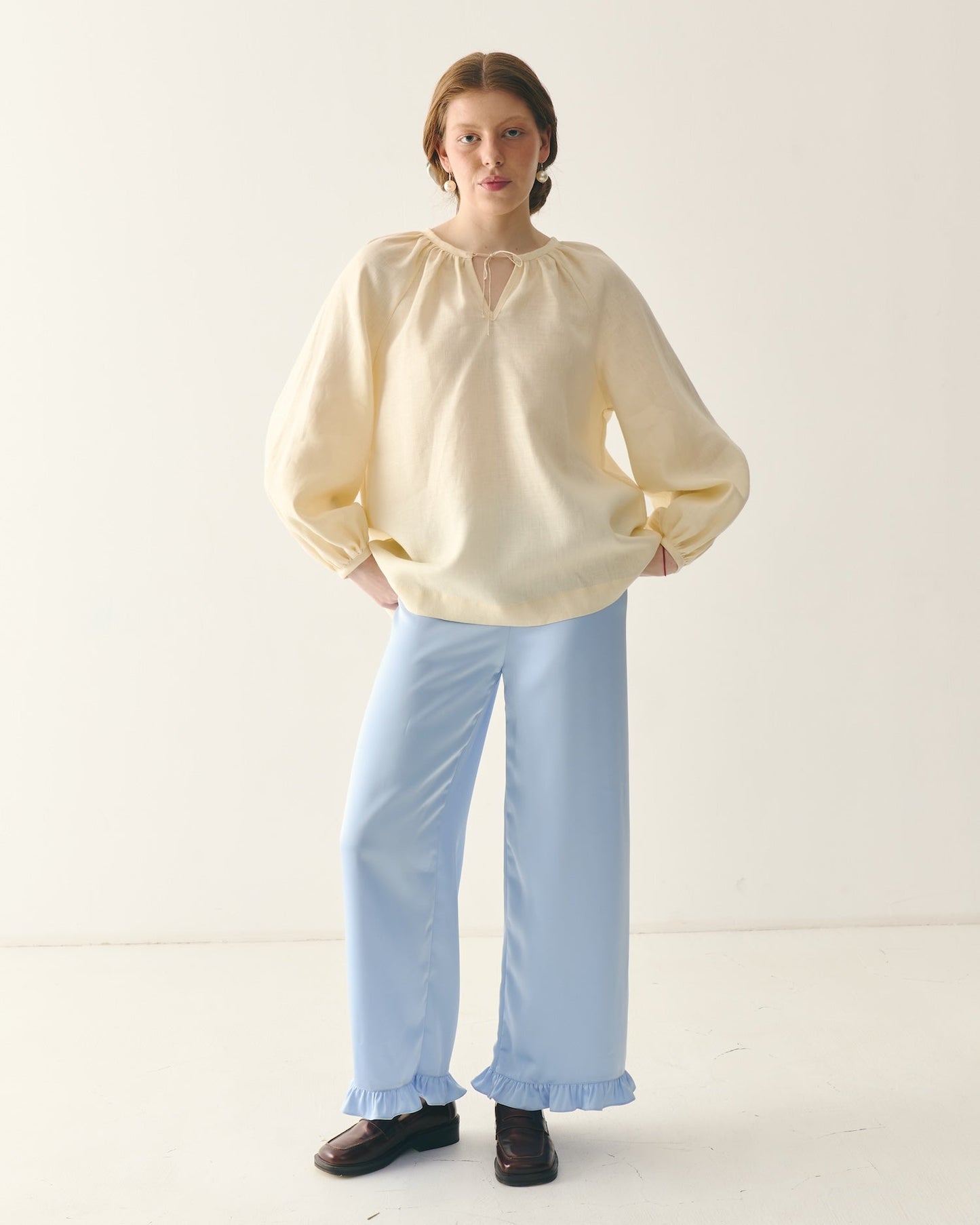 Однотонна молочна сорочка з льону "Буденка"