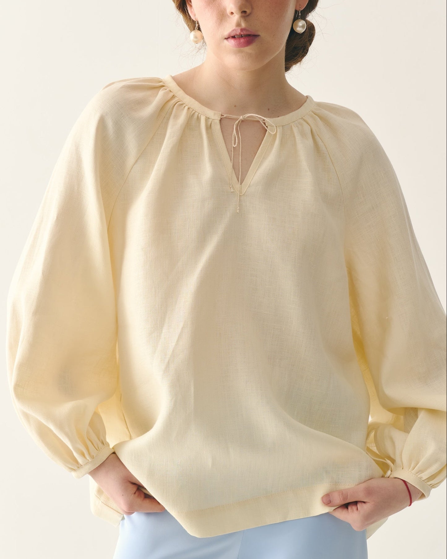 Однотонна молочна сорочка з льону "Буденка"