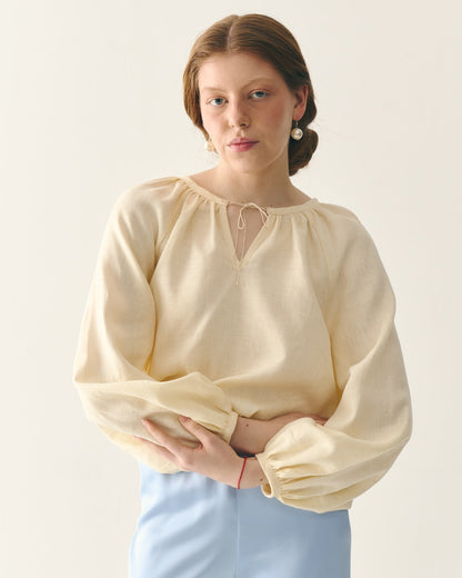 Однотонна молочна сорочка з льону "Буденка"