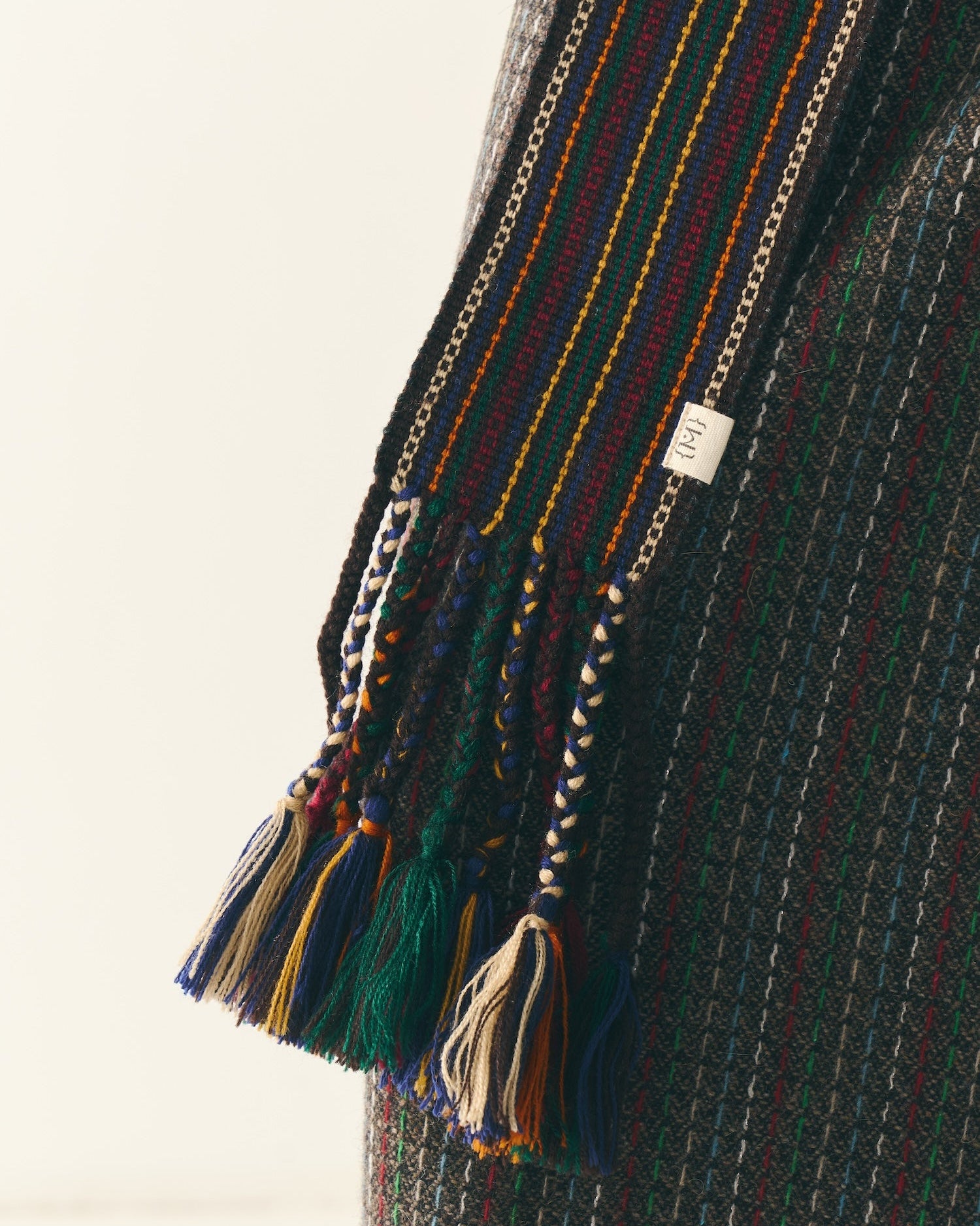 Чорна крайка з китицями - Мальви